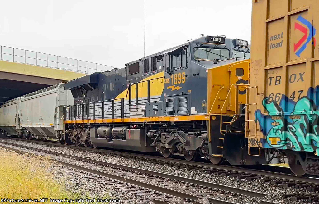 CSX 1899 with its nose right up against a box car.